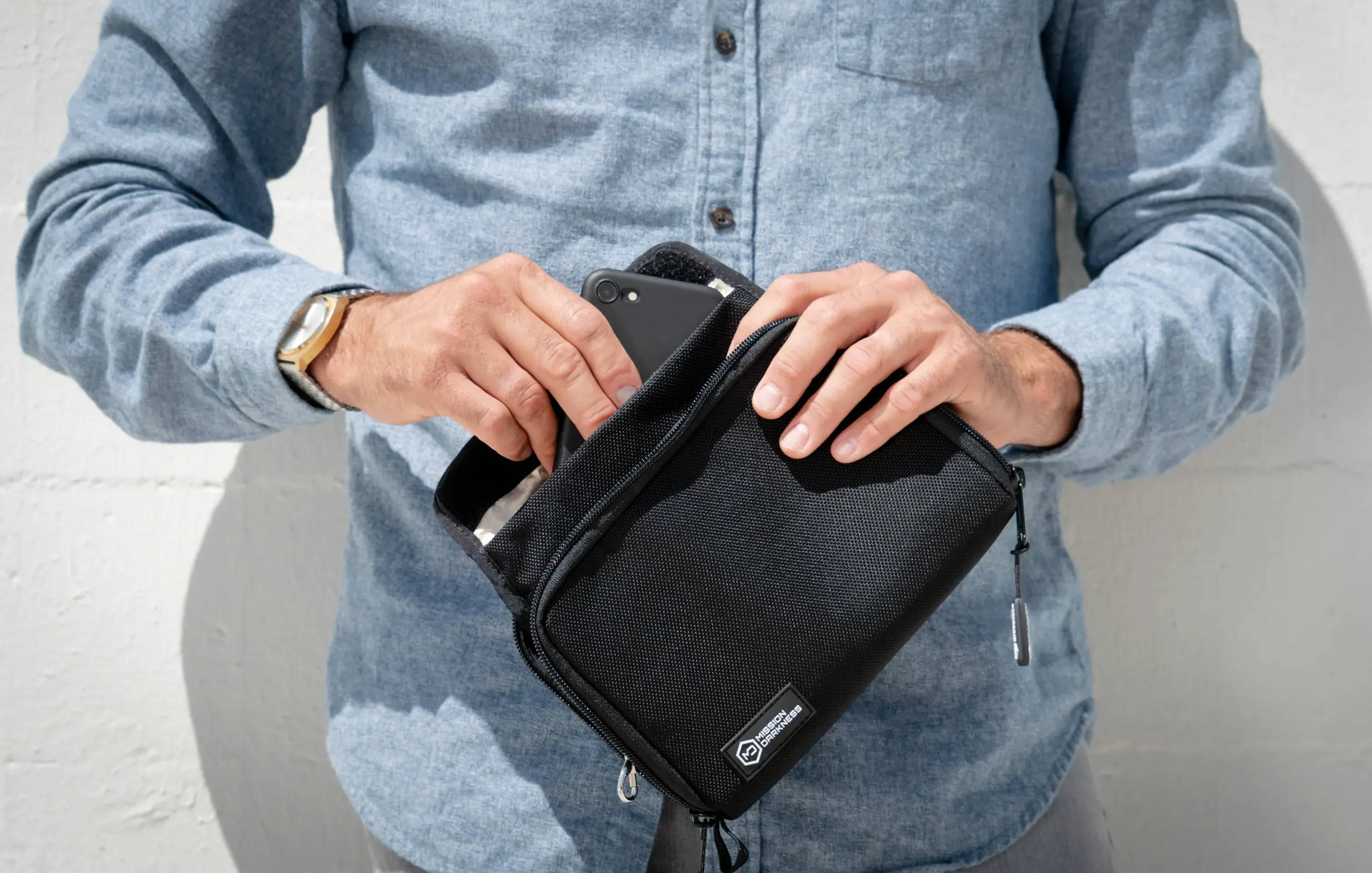 mission darkness mojave phone shield wireless signal blocking clutch bag